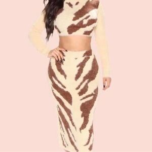 fuzzy two piece never been worn/gorgeous, fitted winter style.  Wear with boots.